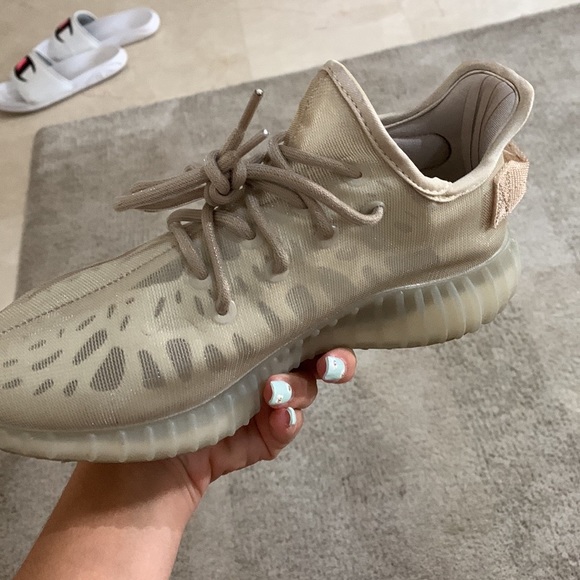 Adidas Yeezys Boost size 6 - Picture 1 of 3